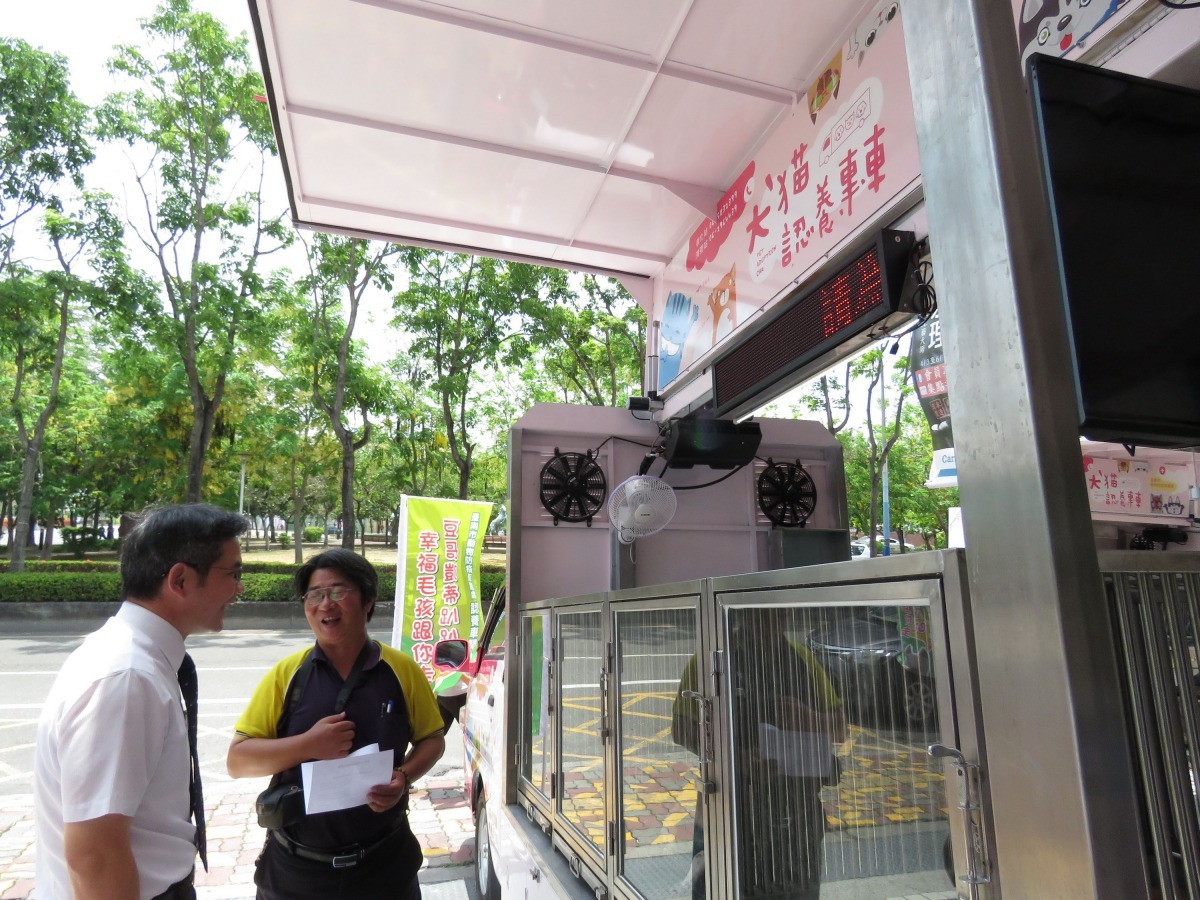 已有多家企業響應提供認養行動專車駐點推動認養。高維奇/攝