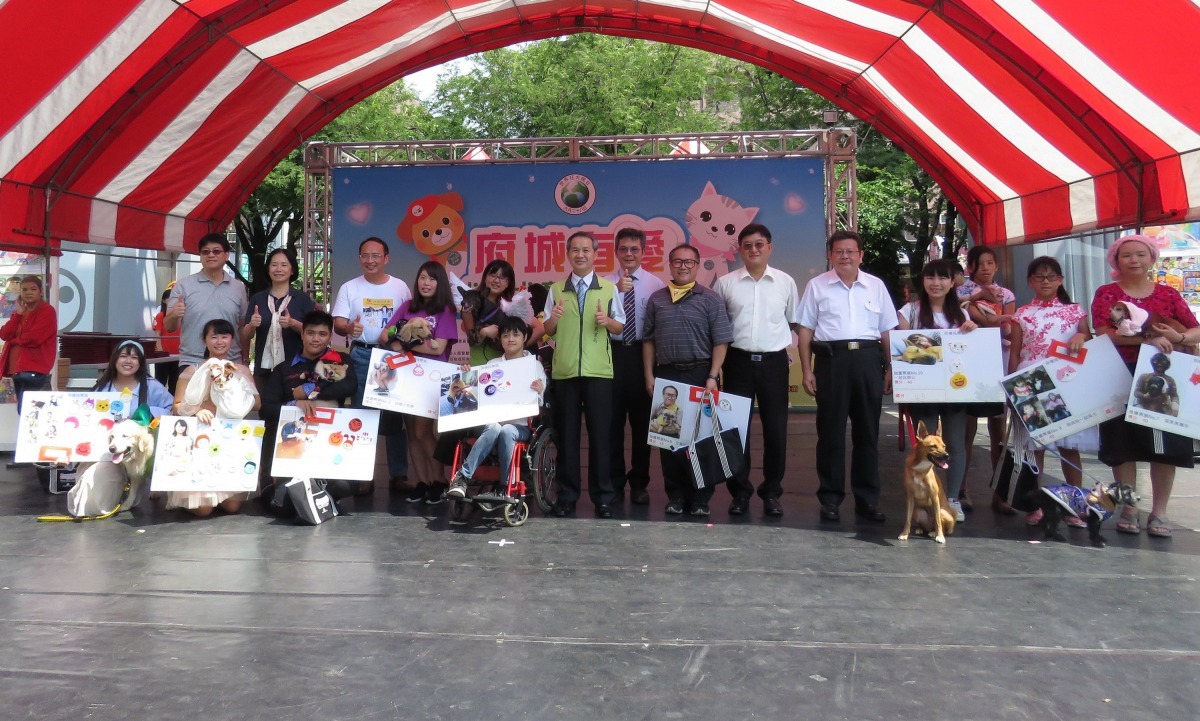 毛孩親子臉暨造型趣味賽前十名得獎者與頒獎來賓合影。高維奇/攝