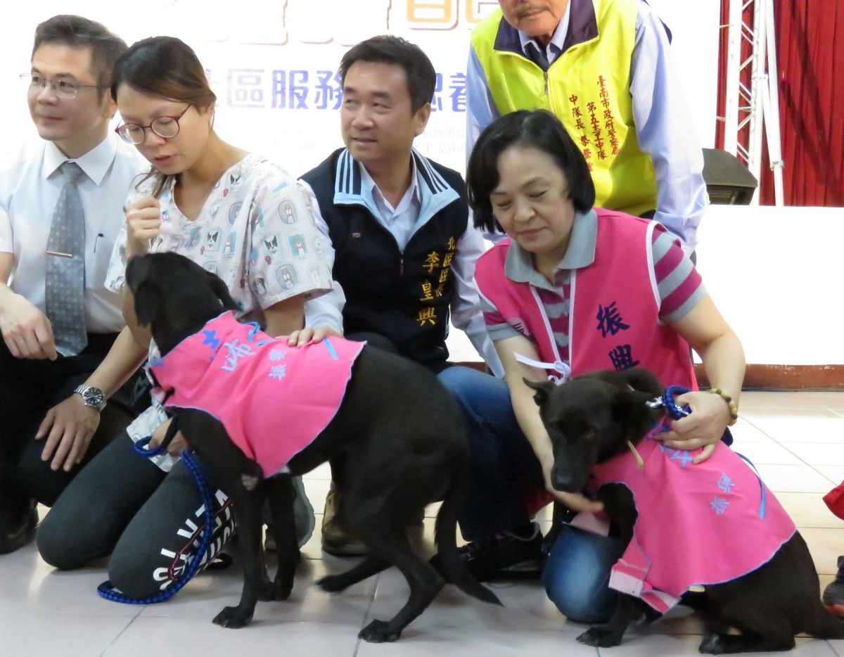 台南市北區振興里認養的3隻巡守犬，有兩隻是黑狗。高維奇/攝