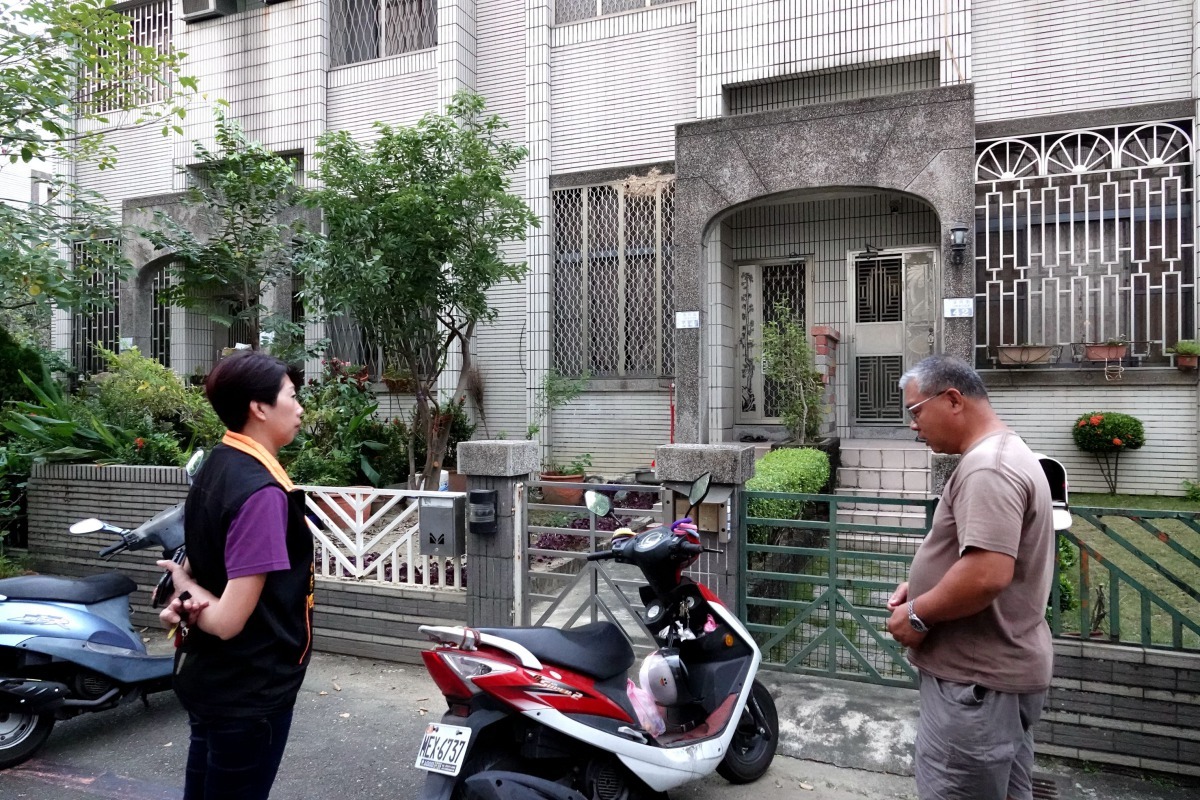 郭芳默里長（左）請捕蜂高手陳榮珍前往勘查被虎頭蜂築巢的家戶。高維奇／攝