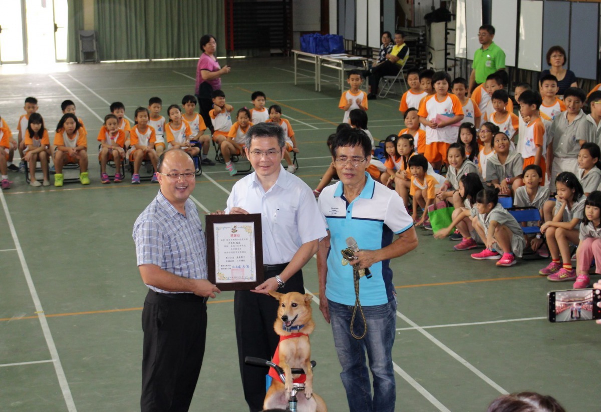 盧彥斌校長(左)頒獎感謝動保處長吳名彬、志工黃連發。高維奇/攝