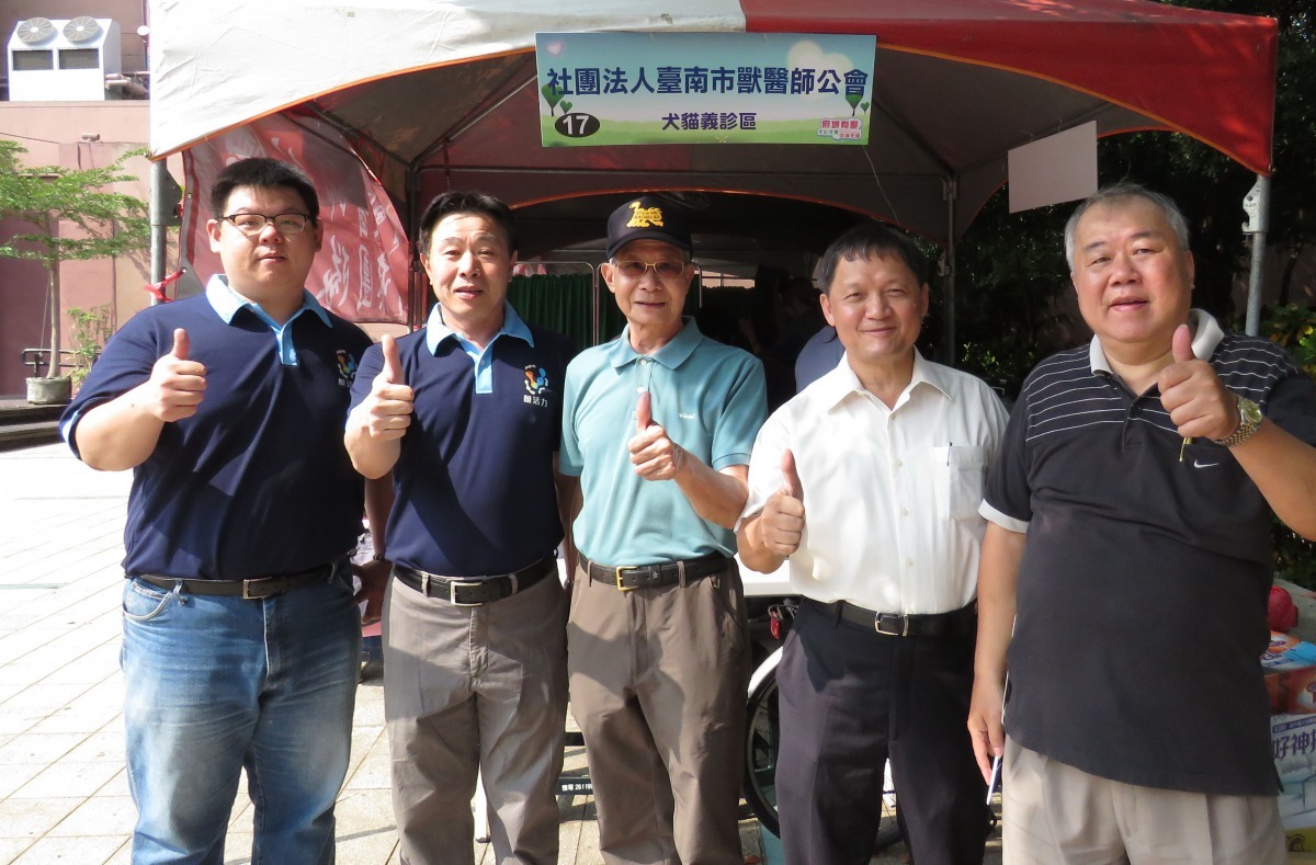 宏潤公司贊助台南市獸醫師公會舉辦寵物義診,總經理王泰龍(左二)與李朝全理事長等公會人員合影。高維奇/攝