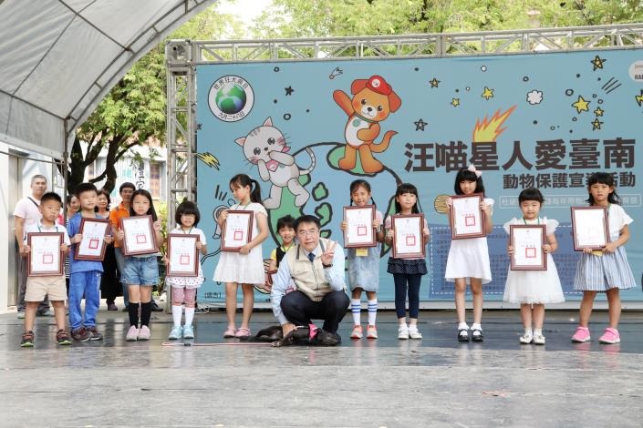 台南市長黃偉哲帶著愛犬黑妞」一起出席20日在文化中心舉辦的「汪喵星人愛台南」活動。圖/台南市動保處提供