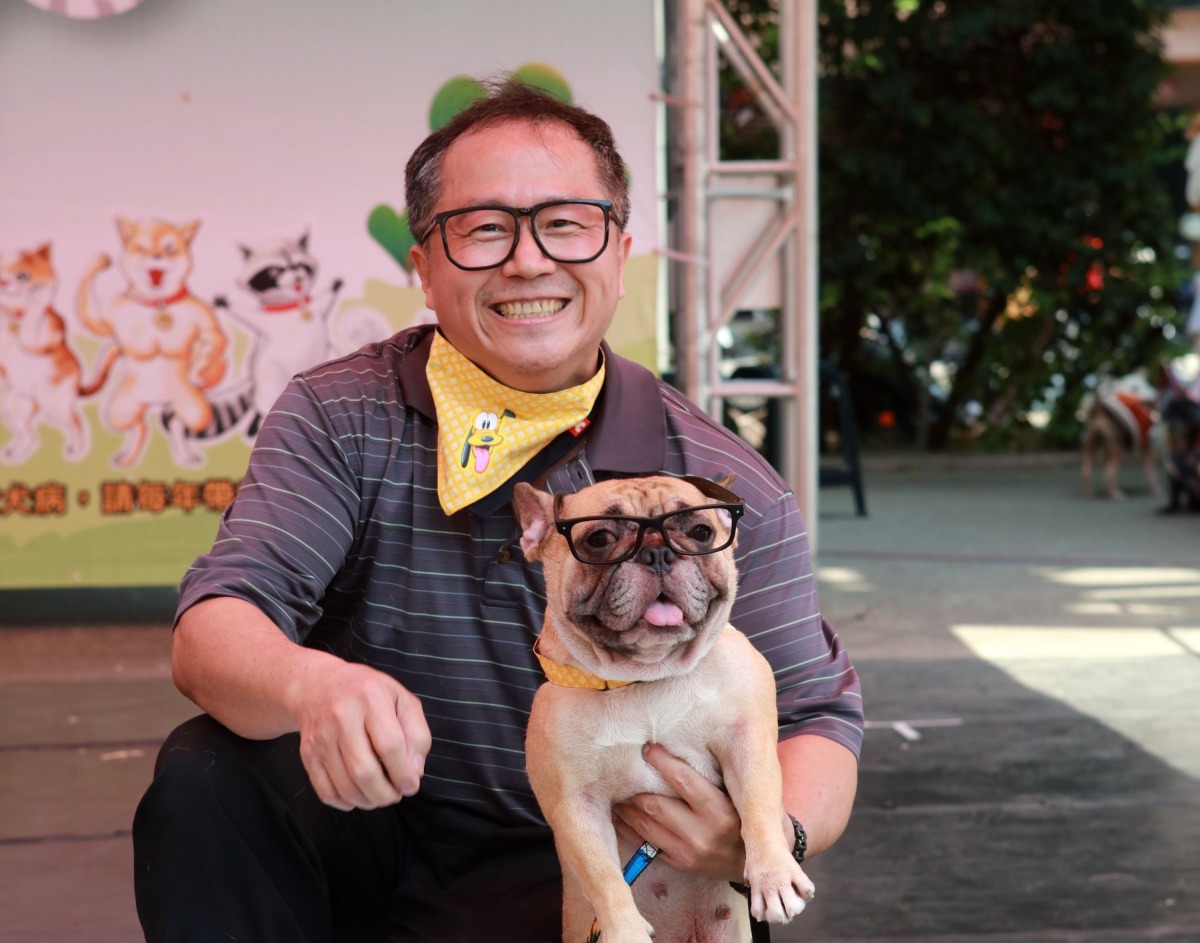 戴上老花眼鏡的郭振東,和家裡的法鬥「奶茶」,額頭上的縐紋幾乎一模一樣。 高維奇/攝