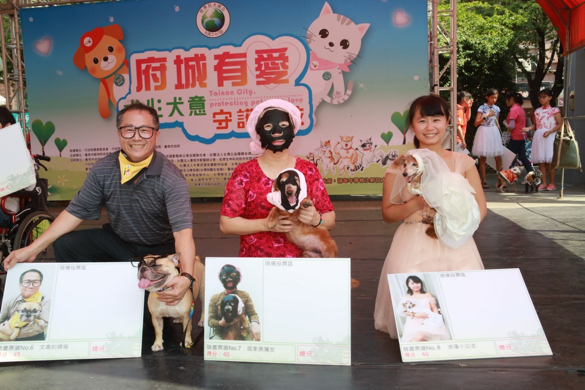 郭振東女兒郭欣妮將臘腸狗「哈妮」打扮成浪漫小公主,全家總動員參賽。高維奇/攝