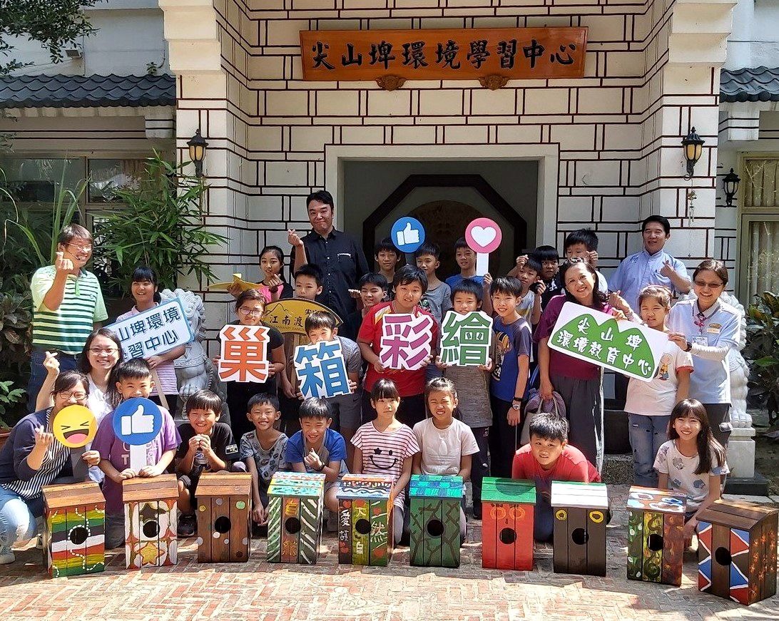 台糖尖山埤江南渡假村利用廢棄木料打造貓頭鷹巢穴。圖/江南渡假村提供。