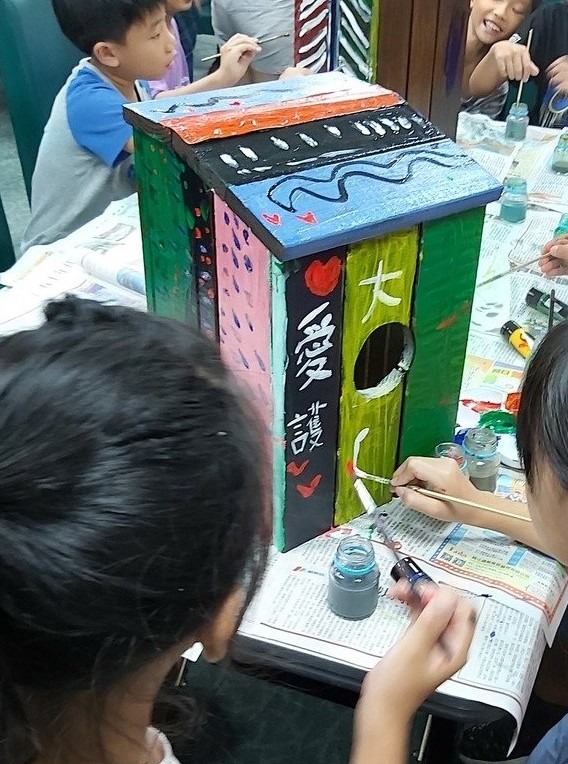 新山國小學生參與貓頭鷹巢穴彩繪。  圖/江南渡假村提供。