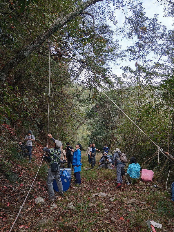 抵達野放地點後,進行架設準備工作。東勢處提供。