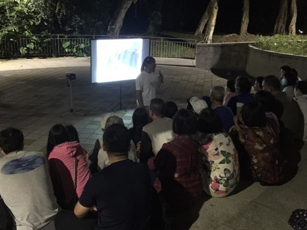 假日時，志工們會在木柵公園公廁前方的竹亭，進行環境教育的短片播映。台北市政府公園處/提供