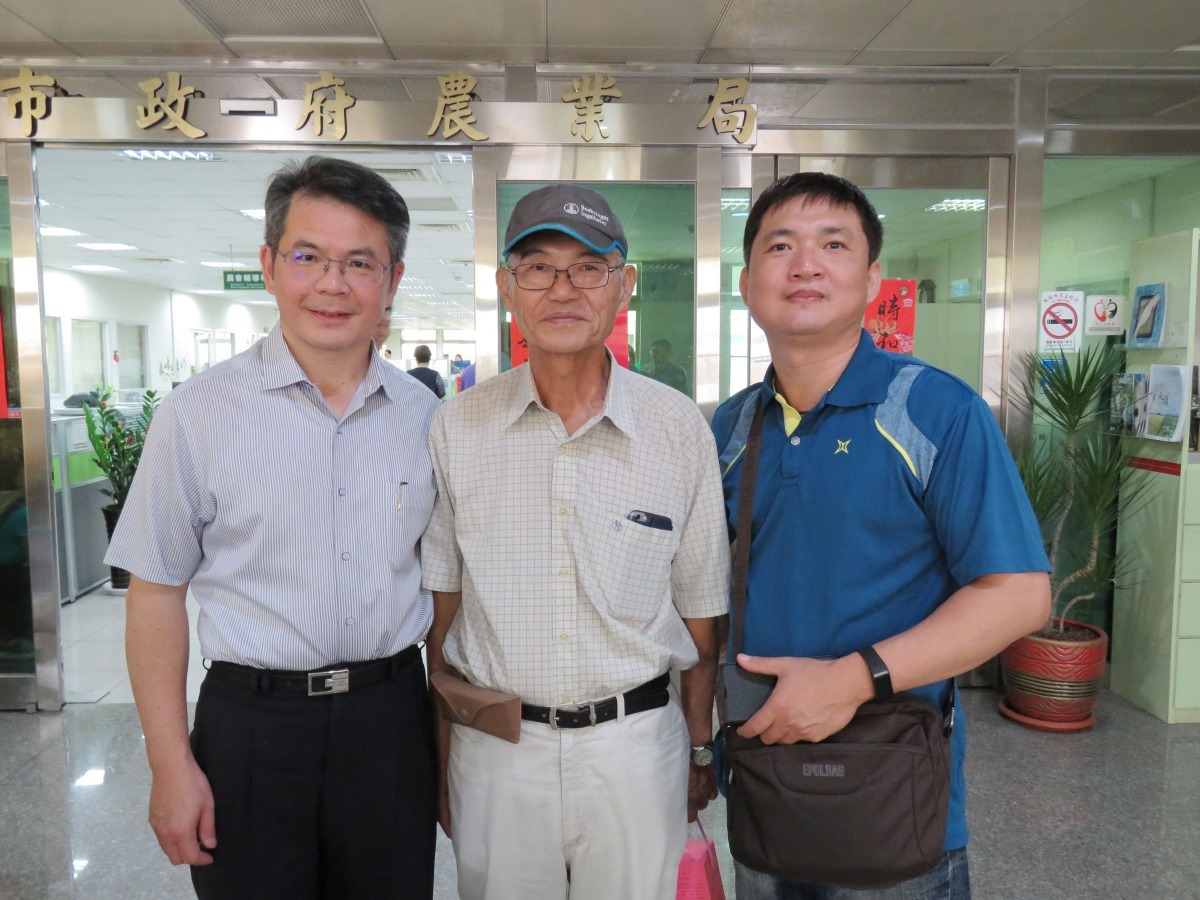 吳名彬處長感謝認養流浪狗的王信傑(右)、沈榮忠(中)對工作犬的肯定。高維奇／攝