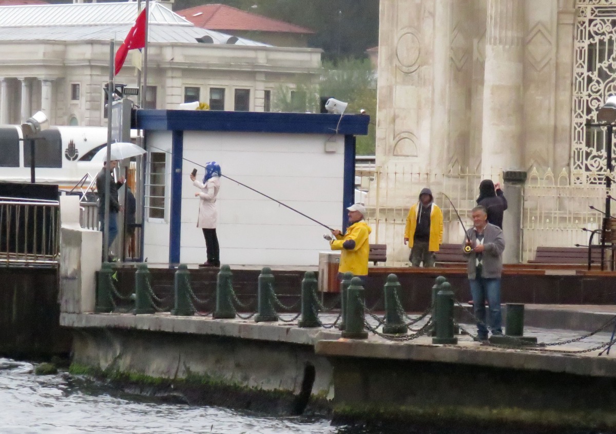 岸博斯普魯斯海峽邊垂釣者也不少，證實水域漁產豐富。高維奇/攝