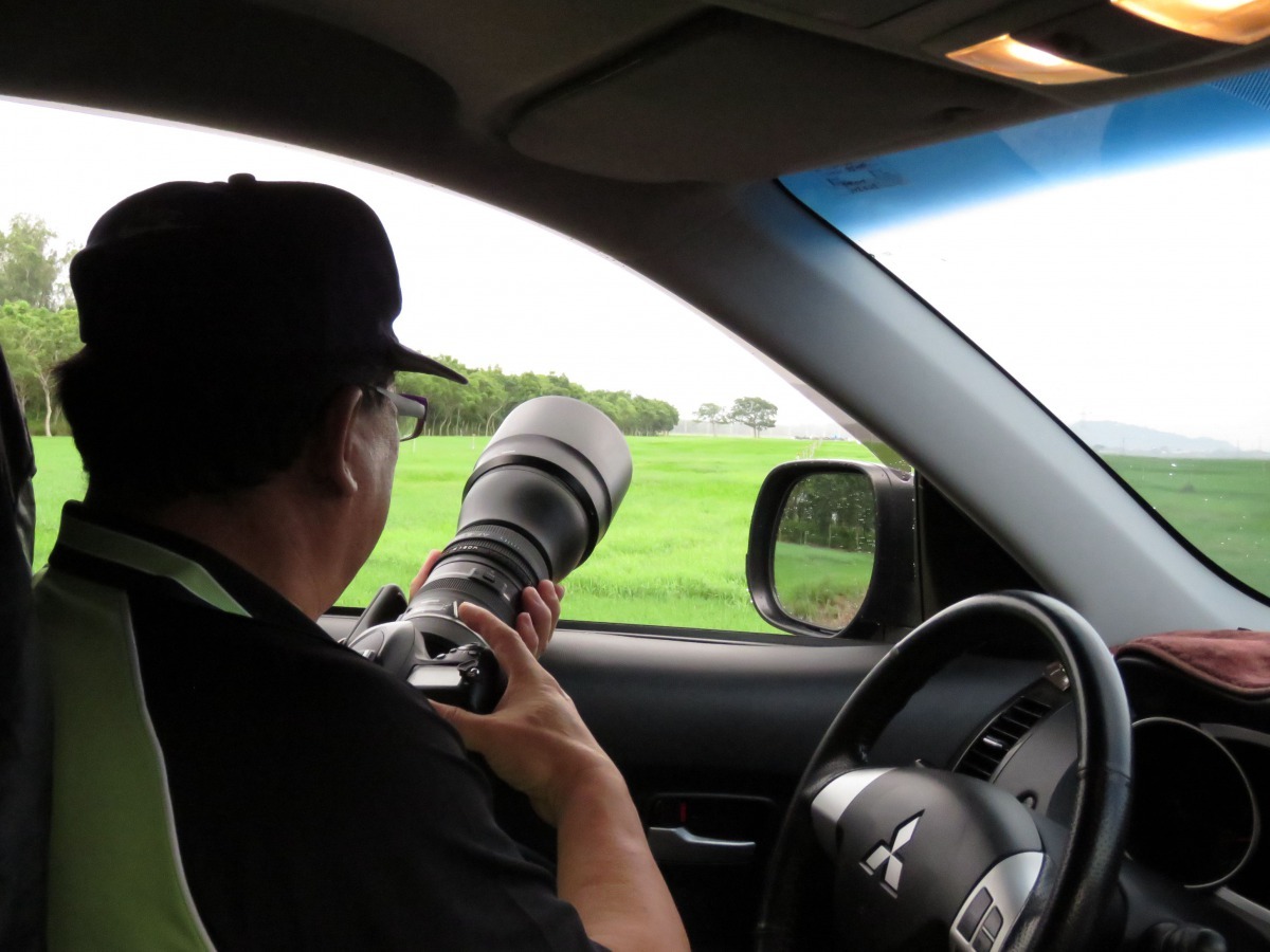 大砲相機拍鳥取代過去獵槍打啼雞。高維奇/攝