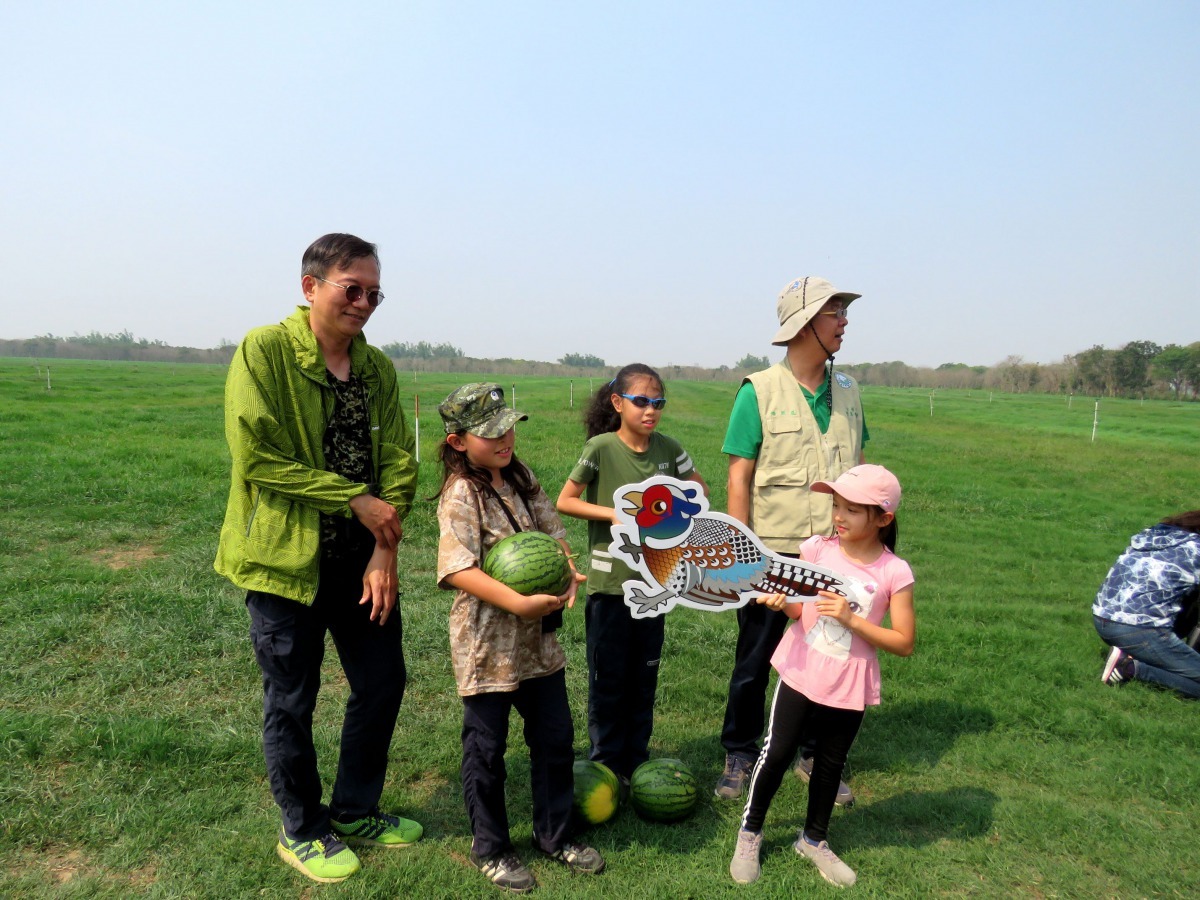 台南市野鳥學會在沙崙農場義賣友善環頸雉西瓜。高維奇/攝
