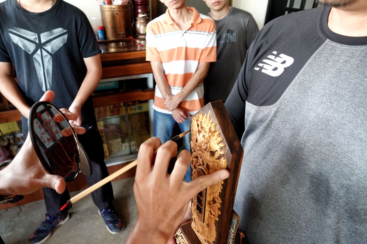 法師為他的恩師神職令牌神位開光。高維奇/攝