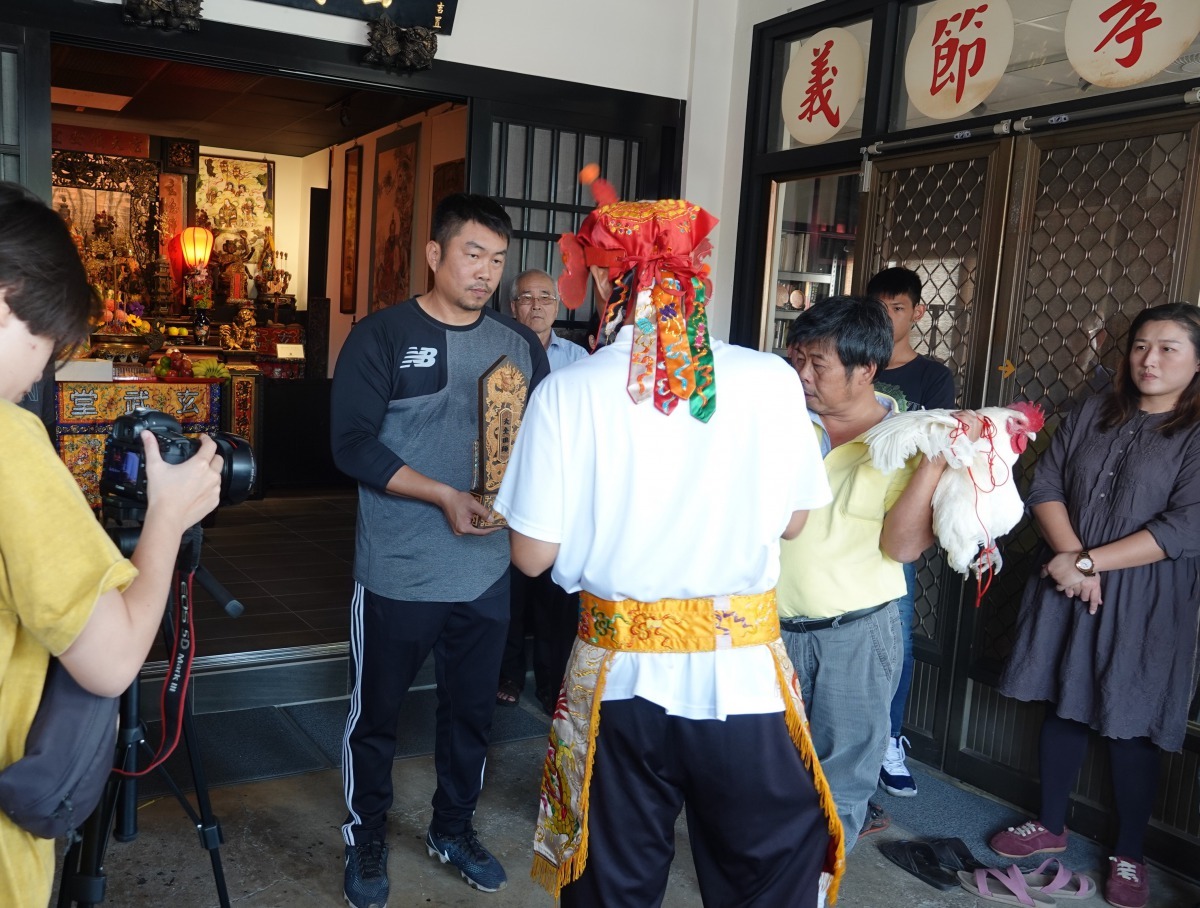 耳邊風工作站的合作夥伴「妳太甜」為開光點眼儀式全程錄影。高維奇/攝