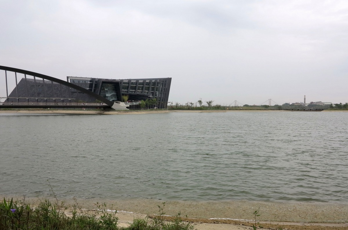 故宮南院除了有設計新設穎的主體建築,兩座面積寬廣的滯洪池讓園區增添視覺美感。高維奇/攝