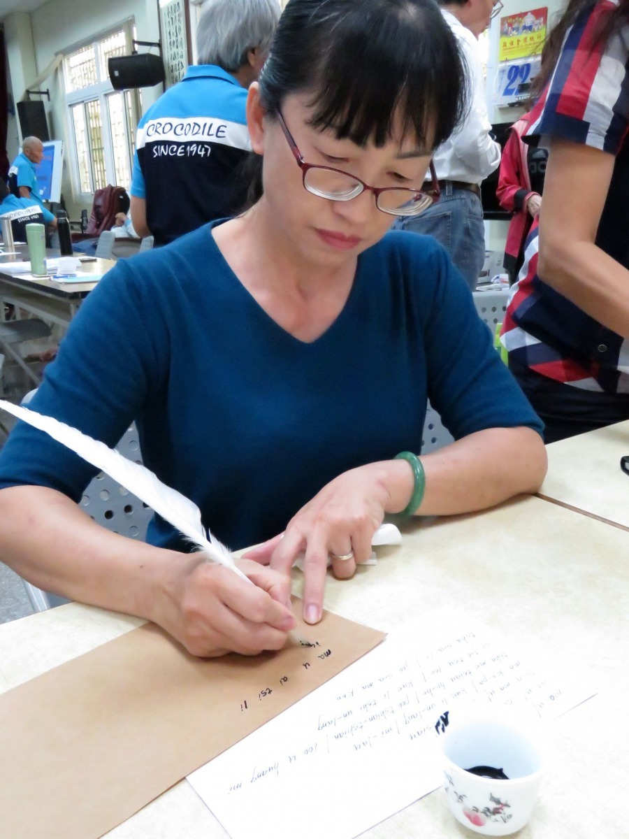 學員之一的教官退休的陳寶如用鵝毛筆書寫流利順暢。高維奇／攝