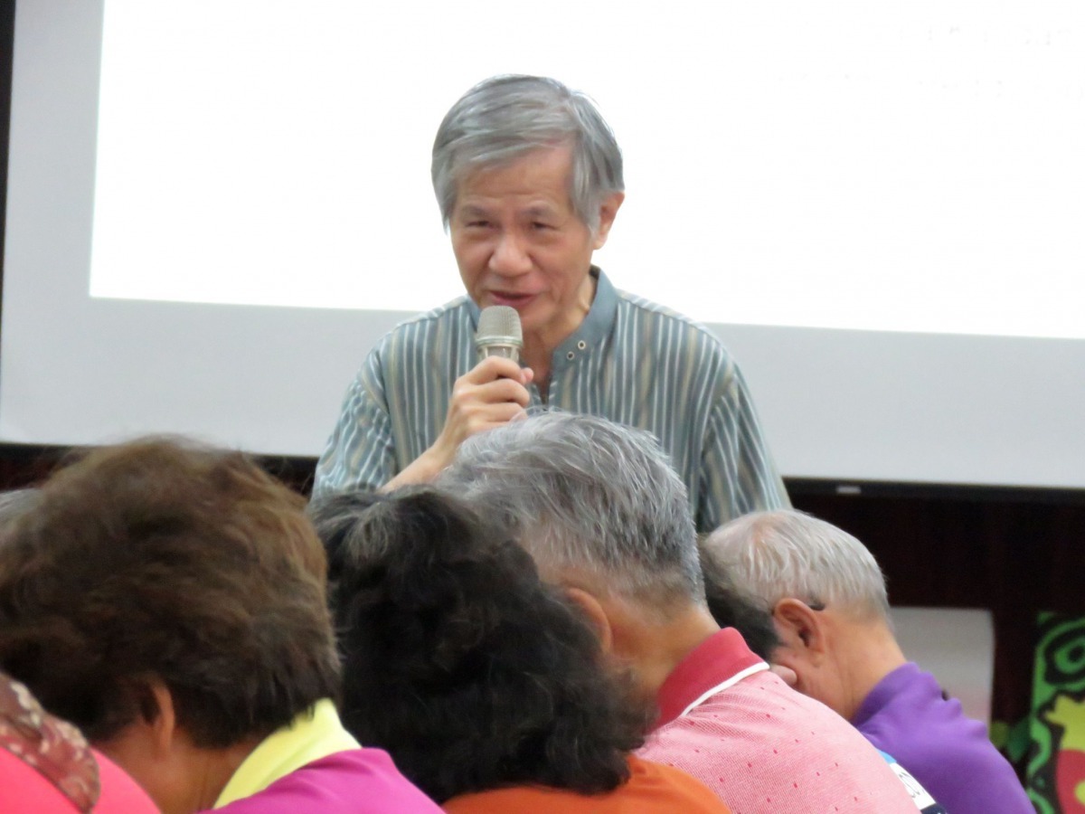 台語文學者董峰政表示，四百年前荷蘭傳教士來到台灣，用羅馬拼音方式學西拉雅族語。
