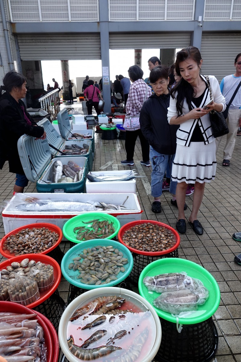 距離七股鹽山約9公里的將軍漁港，可以品嚐、採購海鮮。高維奇／攝