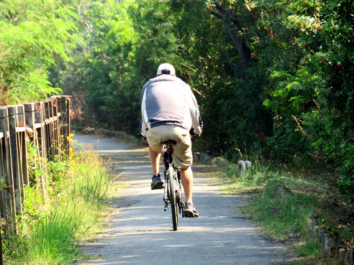 湖濱水鳥公園河段在晨昏、假日是熱門騎自行車道，散步民眾也不少。高維奇／攝