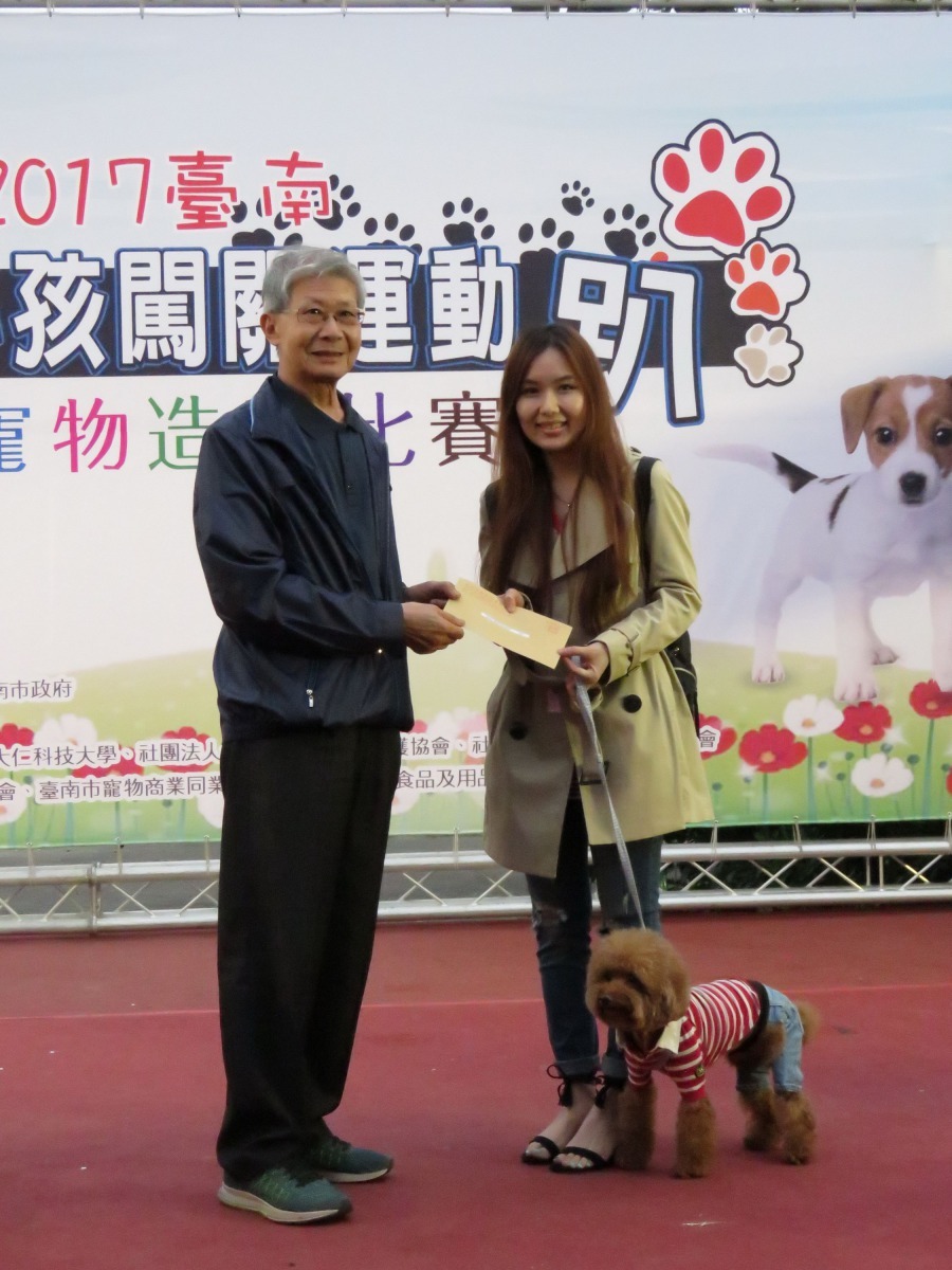 中華民國保護動物協會李朝全理事長應邀擔任寵物造型賽的評審並頒獎。高維奇/攝