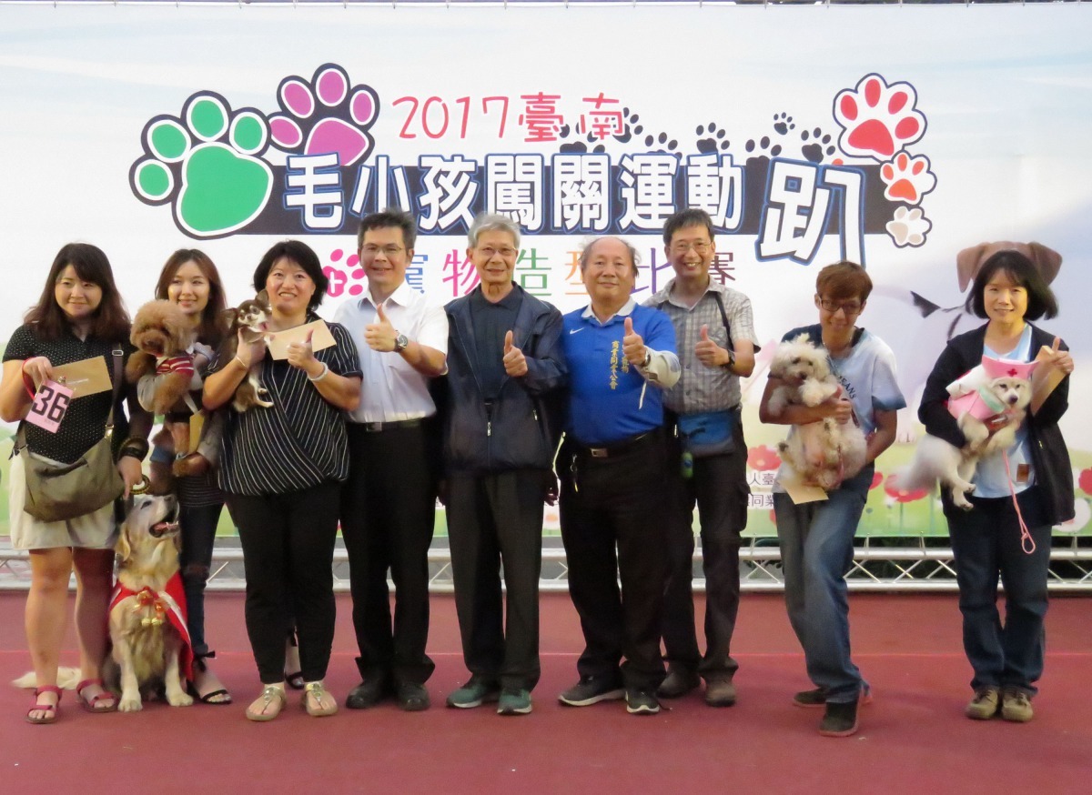 寵物造型賽得獎者與吳名彬處長及評審合影。高維奇/攝