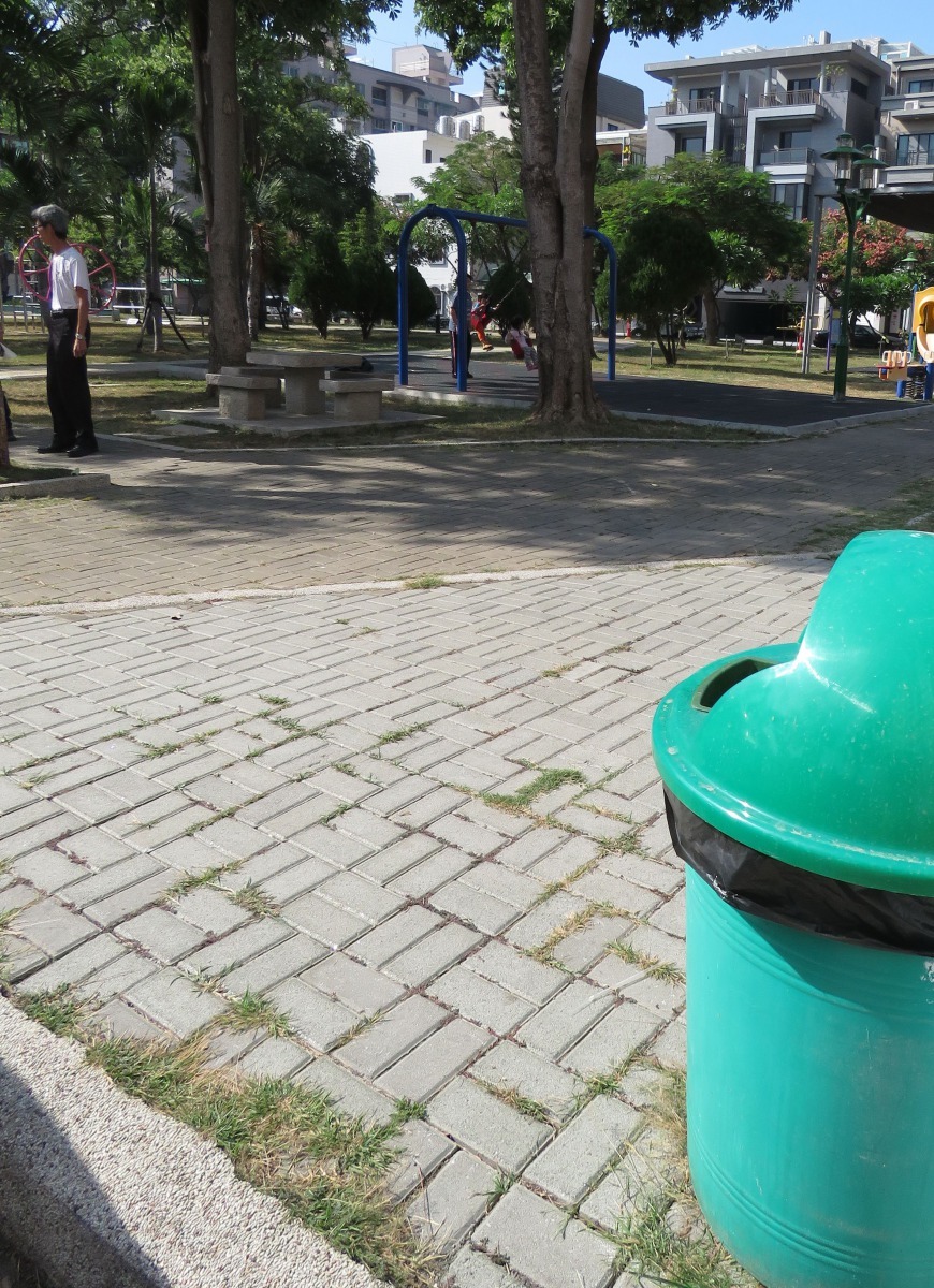 配口推行愛心鏟，公園特別設置垃圾桶。高維奇/攝