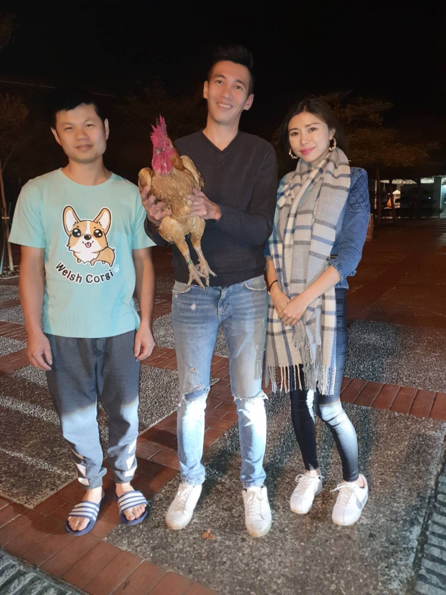 方家伶（右）請友人（中）協助開車載神明雞到高速公路東山休息站交付給袁萬七，圖左為袁萬七的兒子。 圖／袁萬七提供