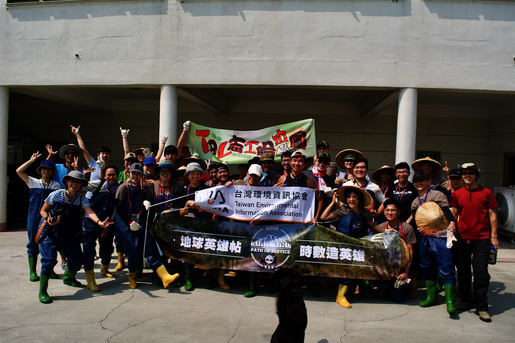 志工下魚塭前合影。攝影:洪碩辰。