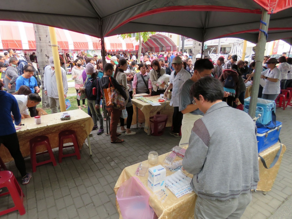 活動還沒開始，飼主們就大排長龍等著施打預防注射。高維奇/攝