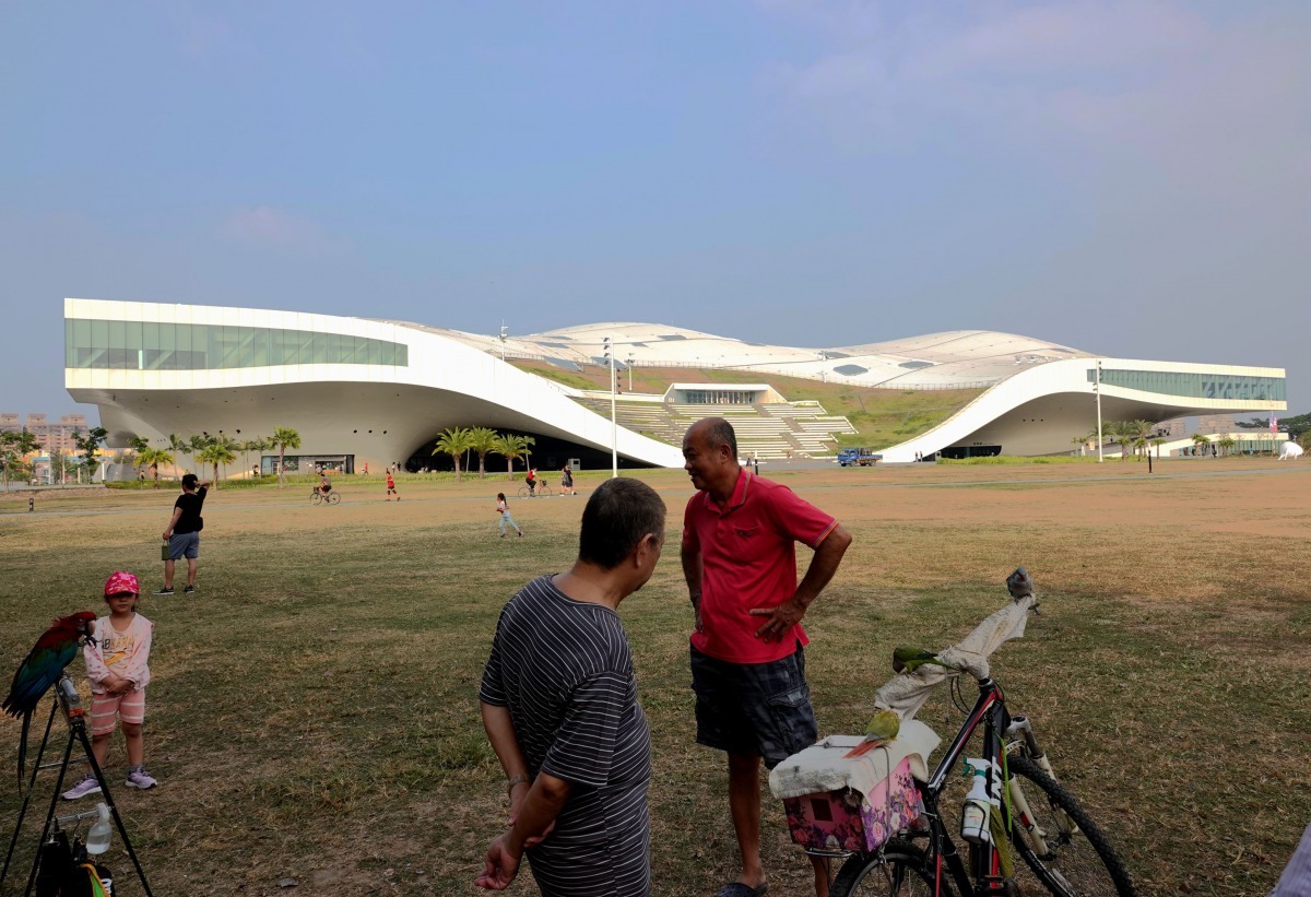 衛武營國家藝術中心獨特的建築景點吸引很多遊客前往。高維奇／攝