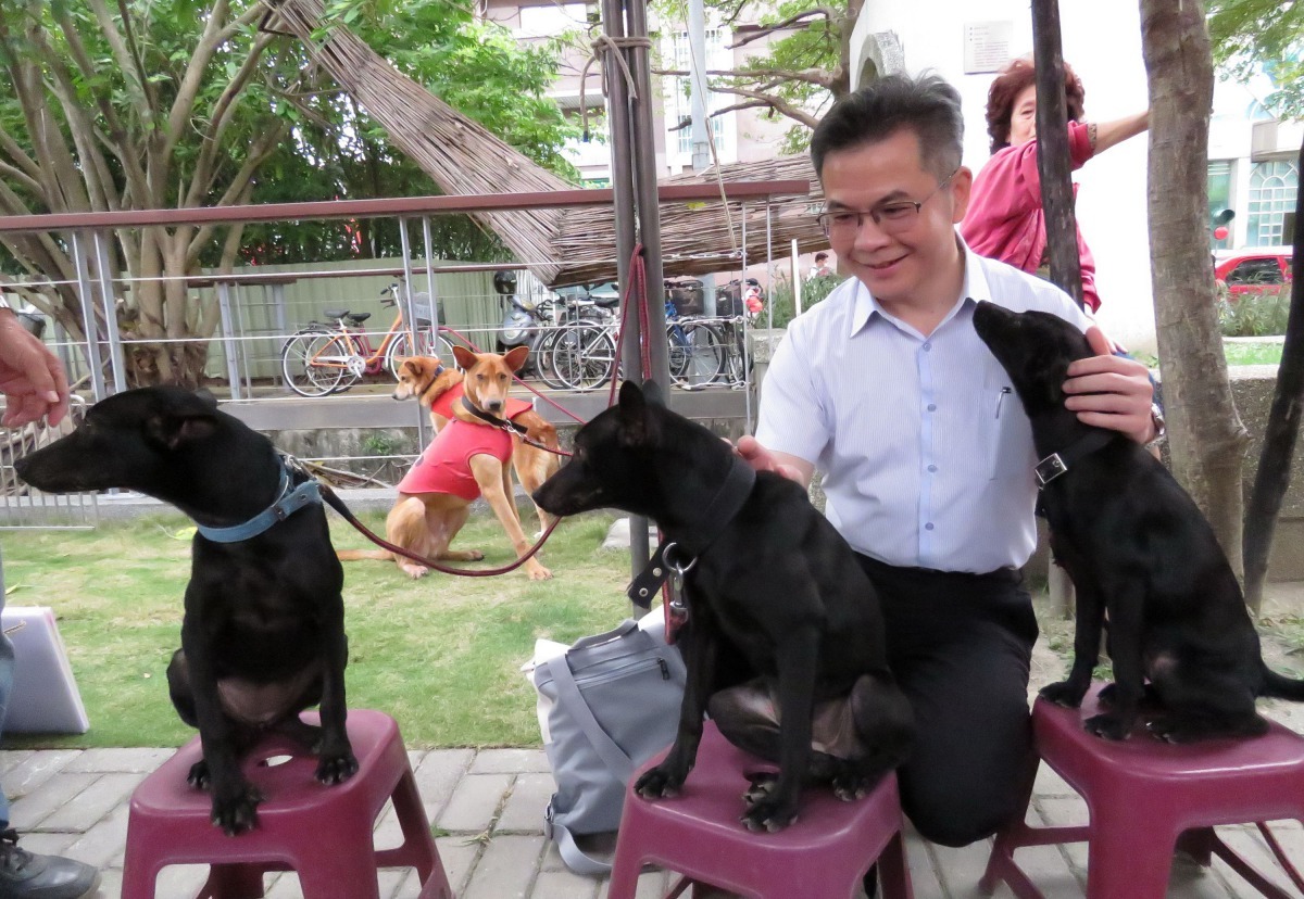 台南市動保處長吳名彬鼓勵六小福團隊繼續為動保宣導效力。高維奇/攝