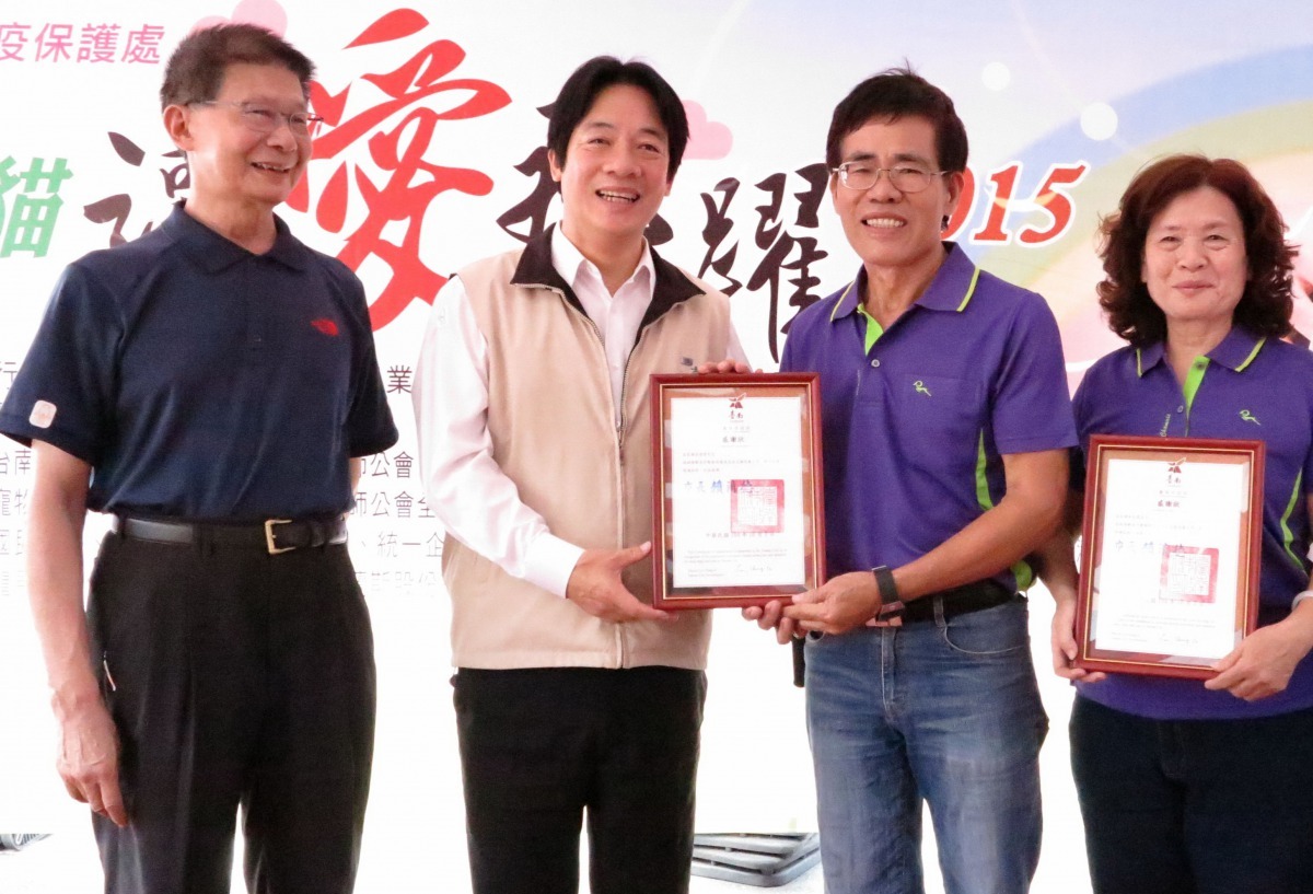 黃連發夫婦曾接受台南市長賴清德頒獎表揚 。高維奇/攝