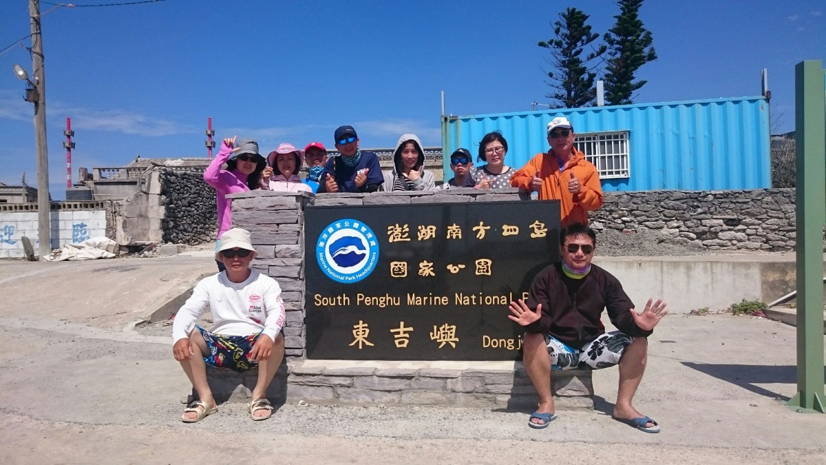 東吉島近年來積極發展觀光，釣友以包船方式釣魚兼遊島。圖／林性儀提供