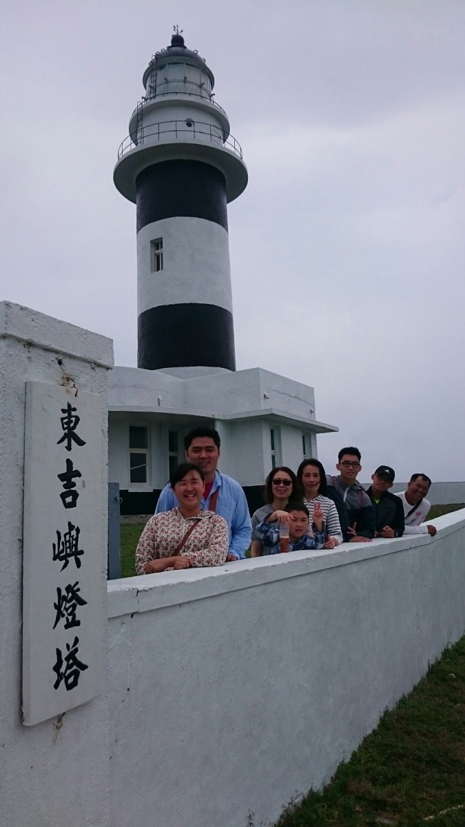 釣友及家屬遊東吉島燈塔。圖／林性儀提供