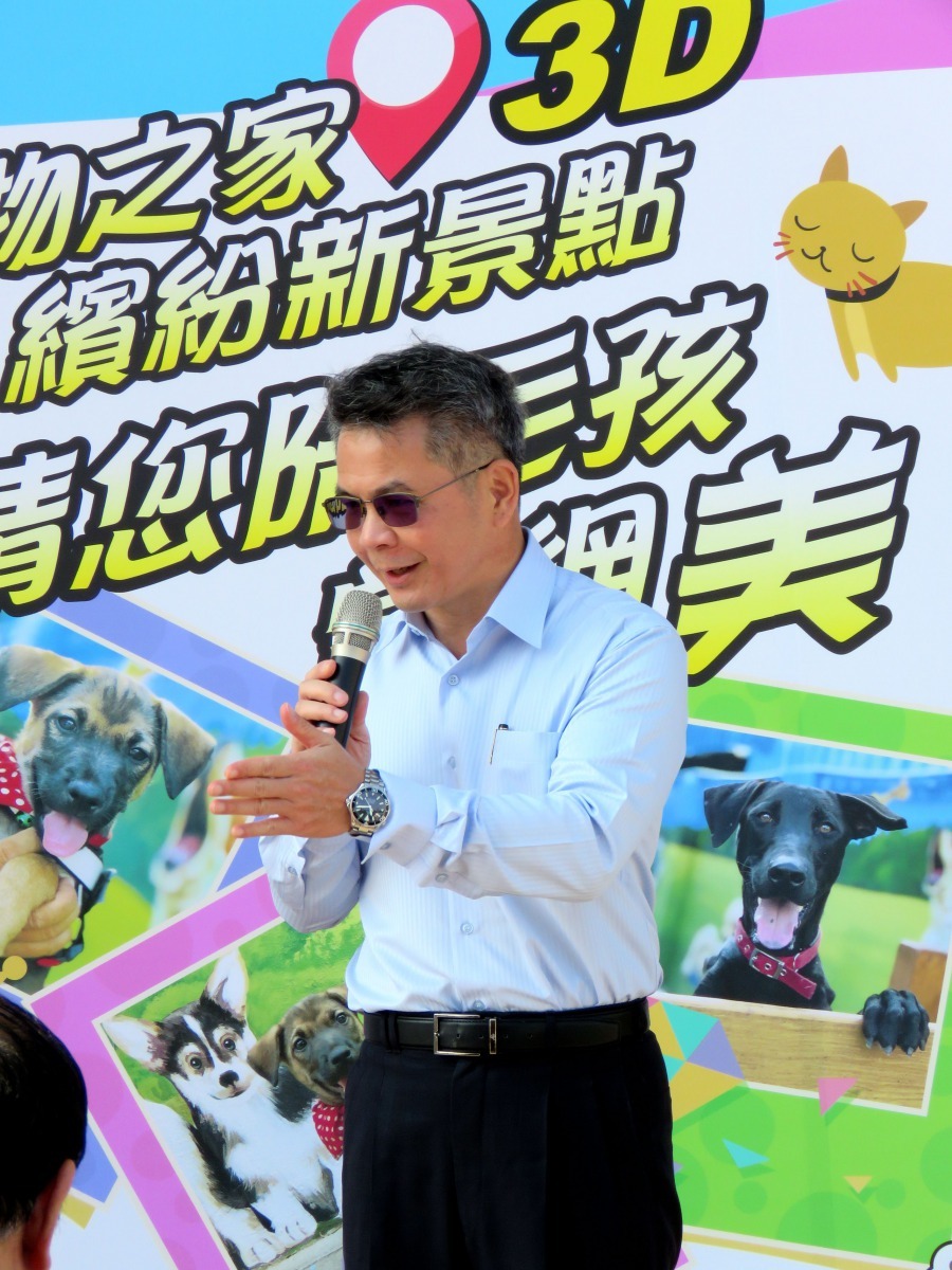 動保處吳名彬處長說示，3D彩繪工程讓園區呈現更活潑、更溫暖的氛圍。高維奇／攝