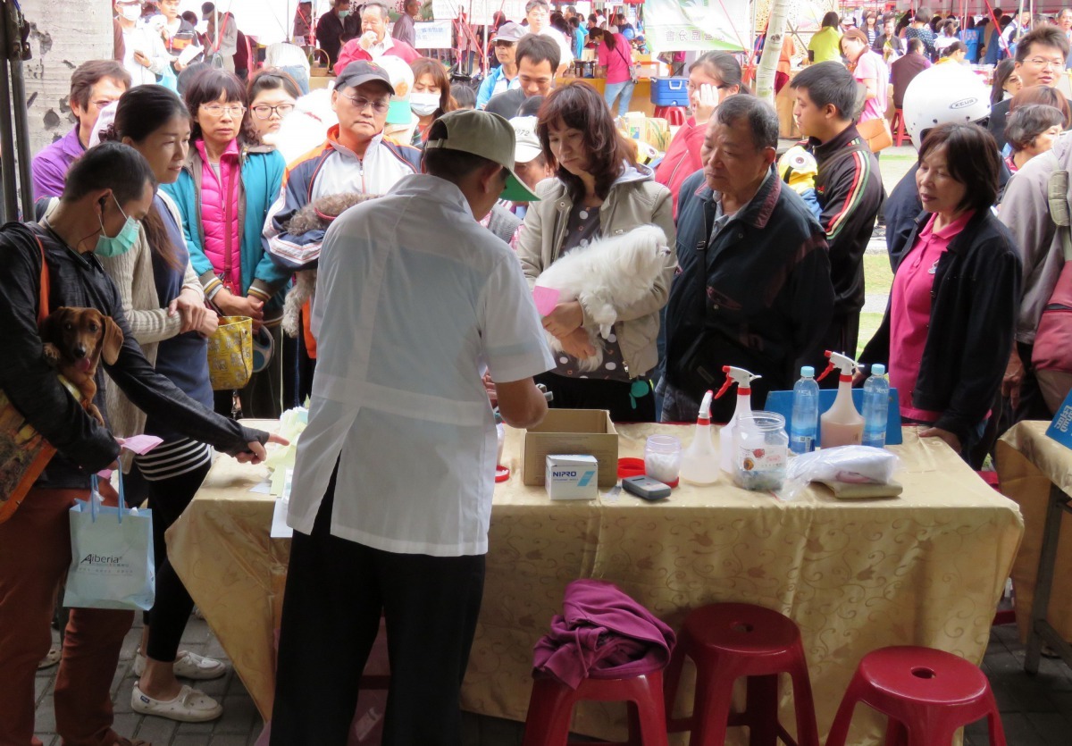 寵物展活動最受歡迎的是動保處推出的疫苗免費施打。高維奇/攝