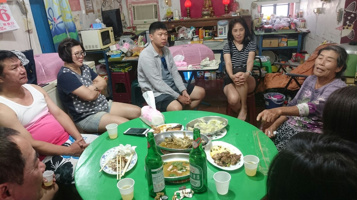 釣友住民宿用餐,聆聽國寶級的澎湖「葆歌」。圖/林性儀提供