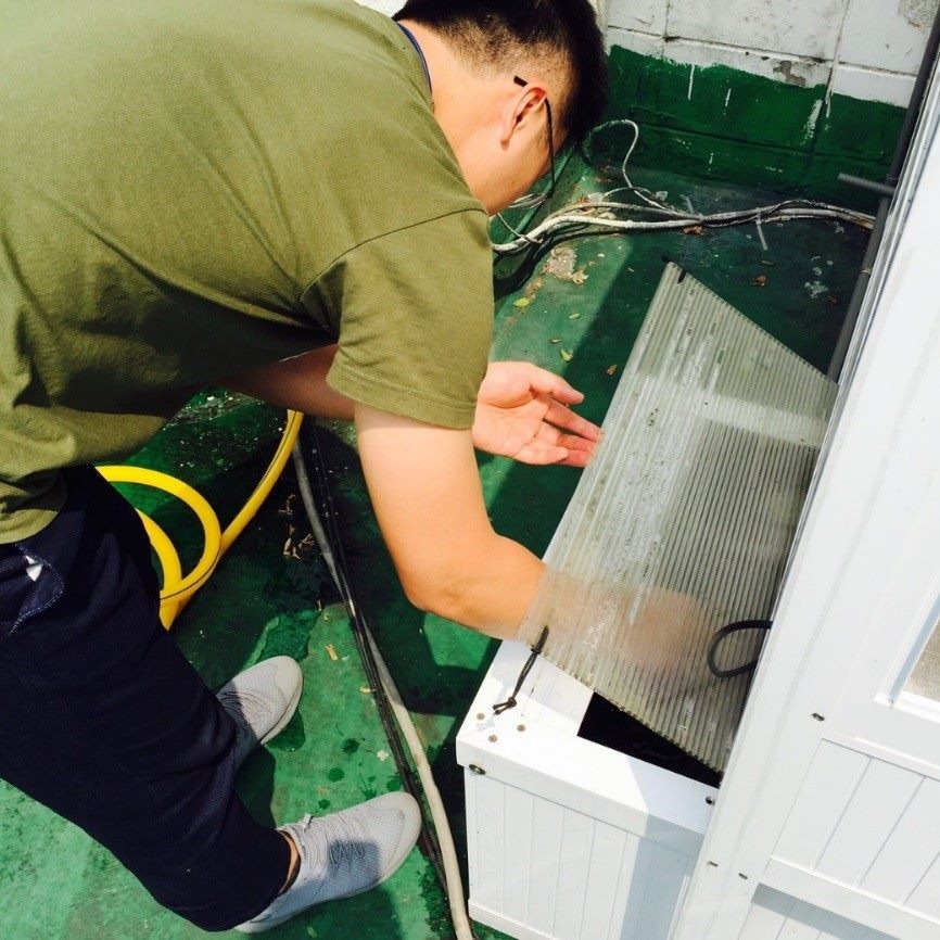 魚菜共生系統的定時採水監測。臺北市公園處/提供