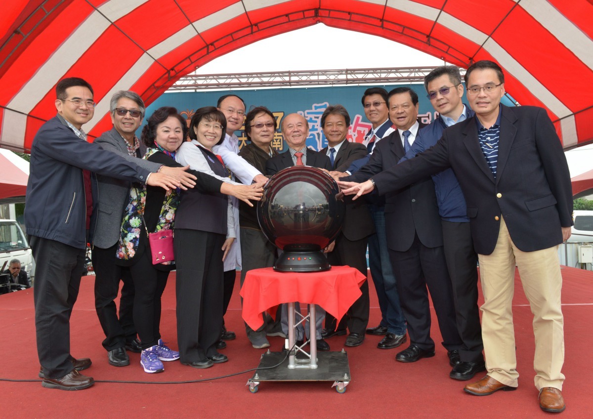 大台南寵物嘉年華暨歲末寒冬送暖」按鈕啟動。高維奇/攝