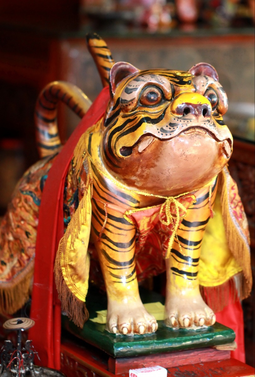 台南興濟宮的虎爺歷史悠久，造型威武中又帶點Q版的逗趣，信徒常帶「肯德基炸雞腿」祭拜。