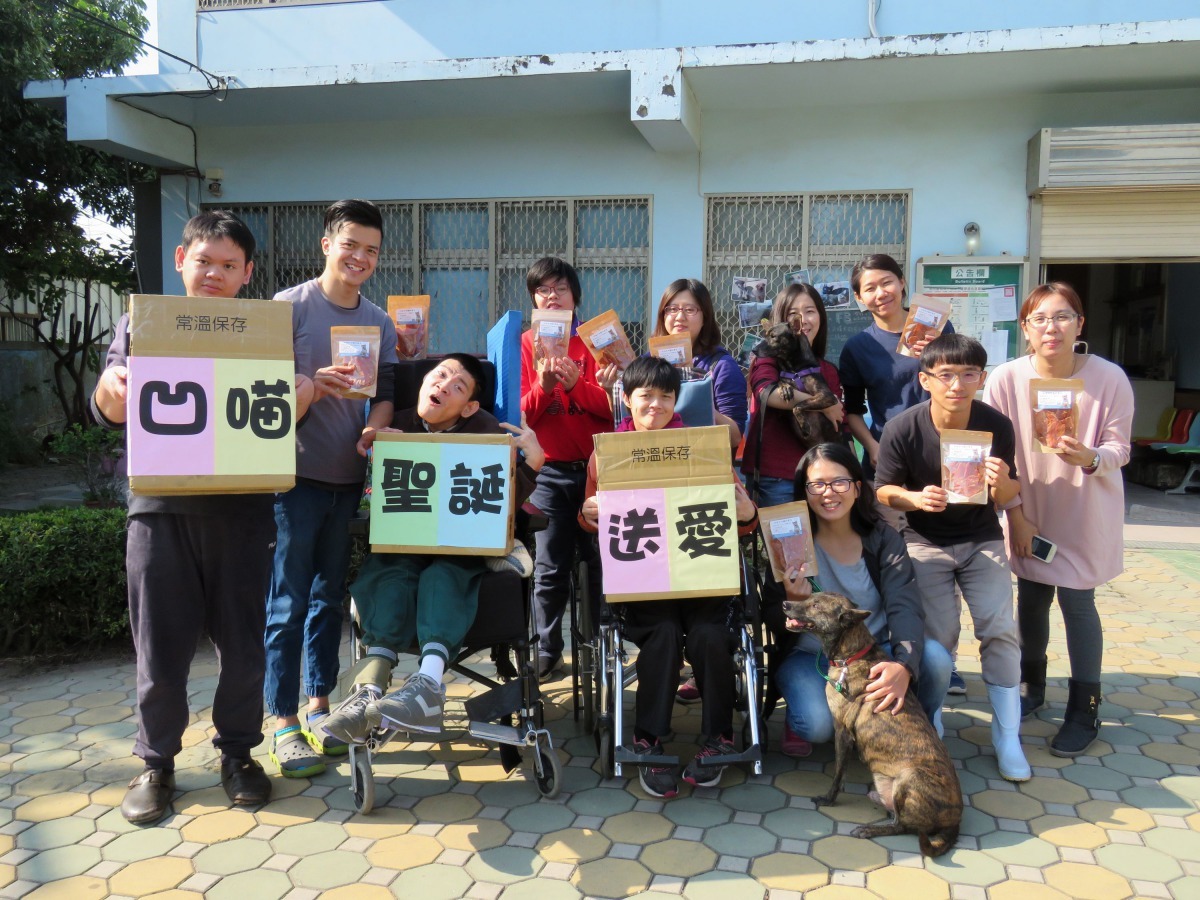 瑞復益智中心由工作人員帶著智青22日送愛心零食到動保處動物之家灣裡站。高維奇/攝