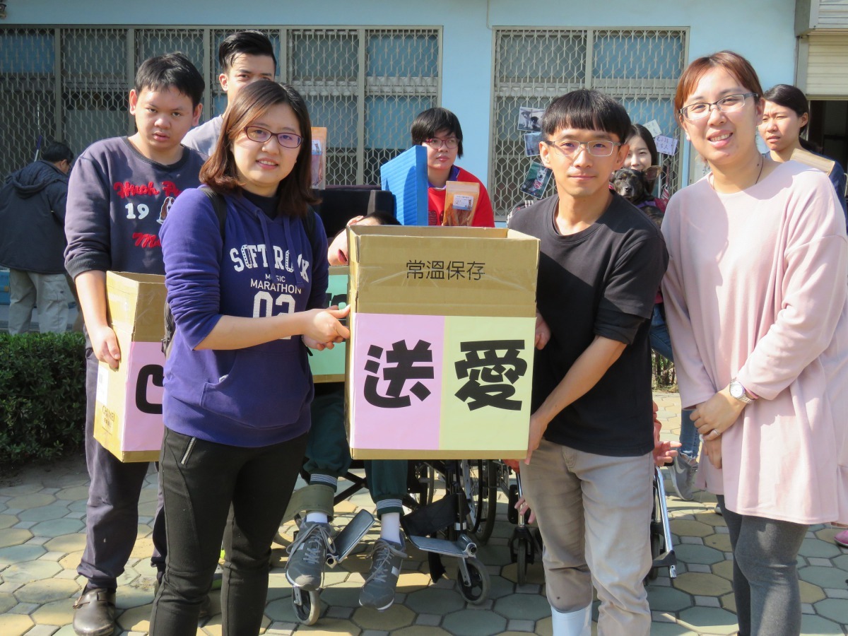 動物之家灣裡站的獸醫師郭哲瑋(右)代表接受瑞復義賣募集的寵物零食。高維奇/攝