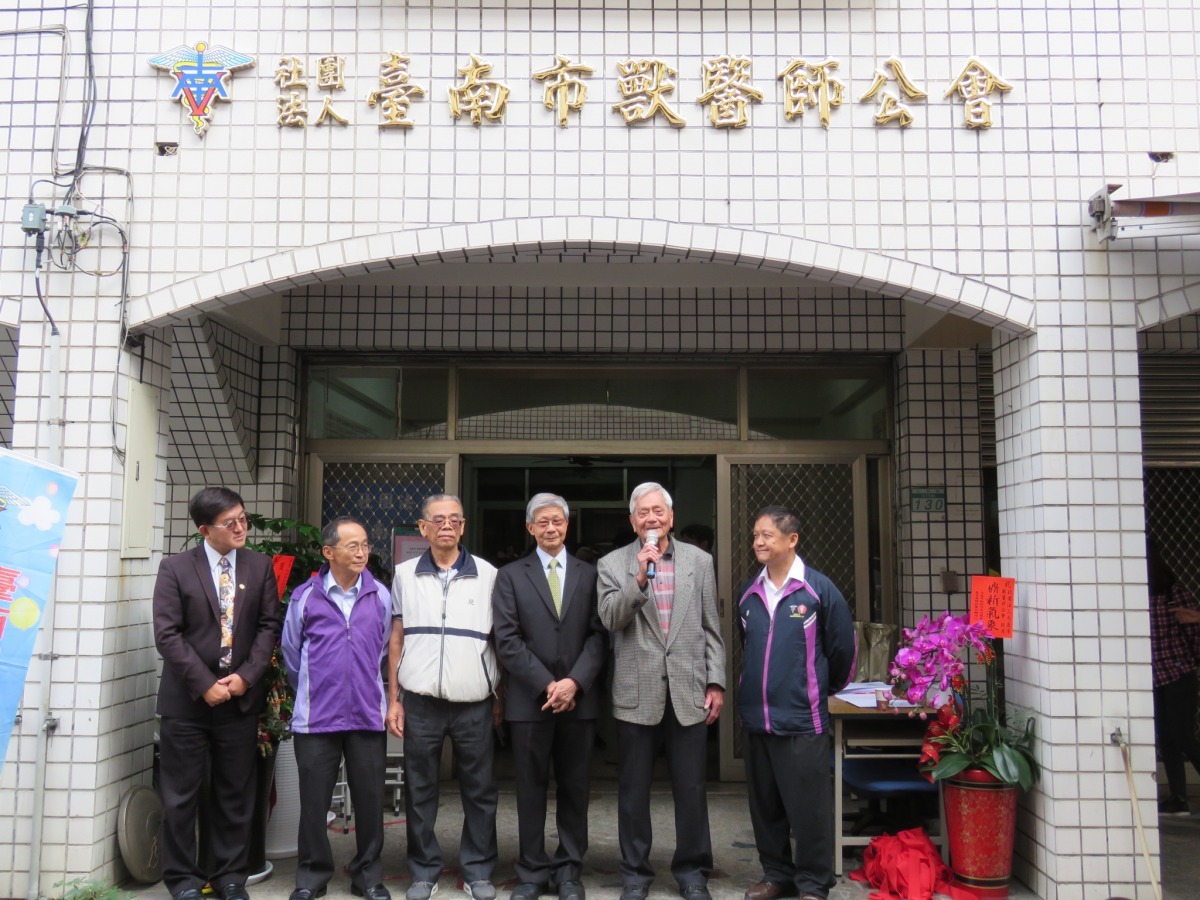 各屆理事長合影,每屆理監事都為購買事情奔波努力。高維奇/攝