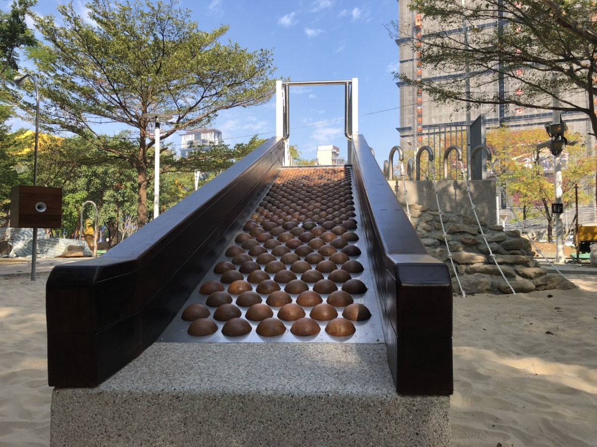 12感官遊戲設施-滾珠溜滑梯。台中市新工處/提供