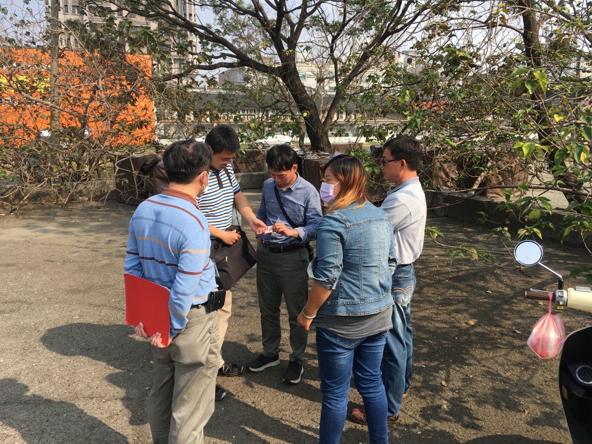 台南市動保處會同土地所權單位人員前往處理。 圖／台南市動保處提供