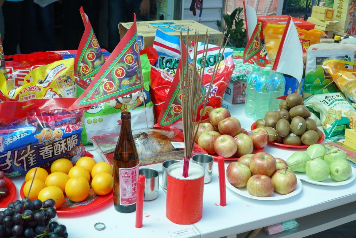 桌上除了滿滿祭祀的供品,也擺放了毛寶貝愛吃的飼料、罐頭及平日裡不常吃到的零食,希望能讓牠們飽食一餐,當個快樂天使。新北市動保處/提供