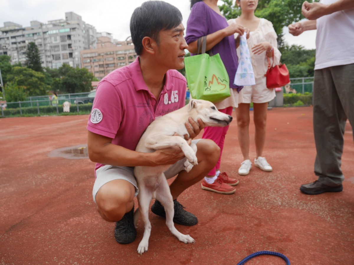 于冠華在板橋動物之家找到逝去愛犬的分身，開心再續人狗緣。新北市動保處/提供
