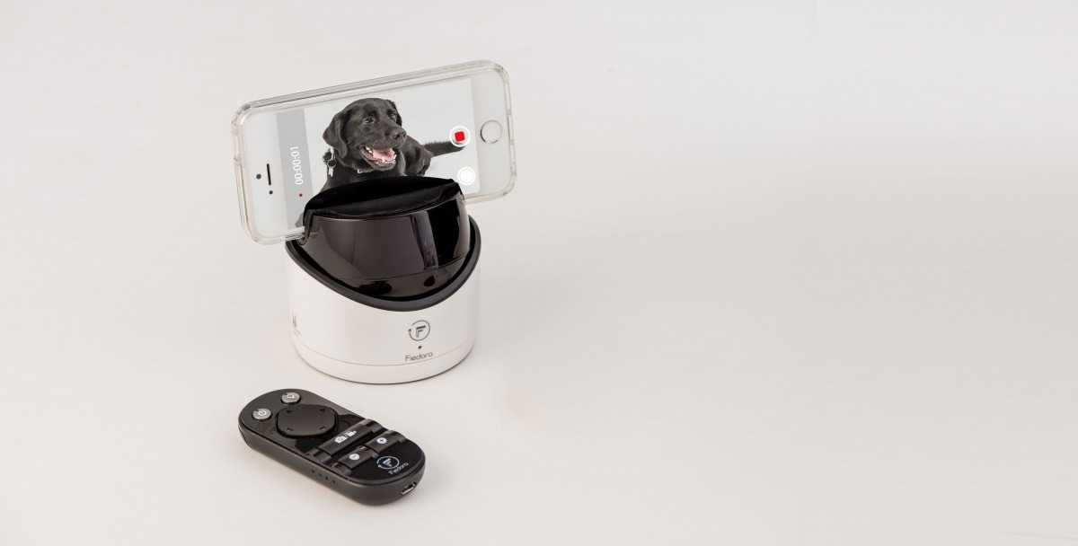 「寵物自拍機器神器」,具有紅外線追蹤器，裝置2個紅外線追蹤器在毛小孩身上，可達到雙面追蹤，精準抓拍！廠商/提供