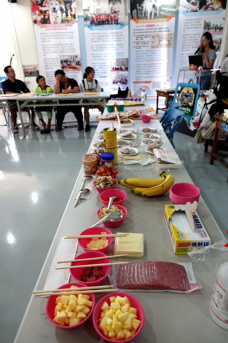 對寵物營有專研的營養師何思瑩教導志工學員如何為狗狗選擇合宜的食物。高維奇/攝